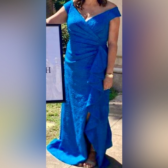 TADASHI SHOJI TEXTURES SIDE RUFFLE GOWN, SIZE 14, OCEAN BLUE